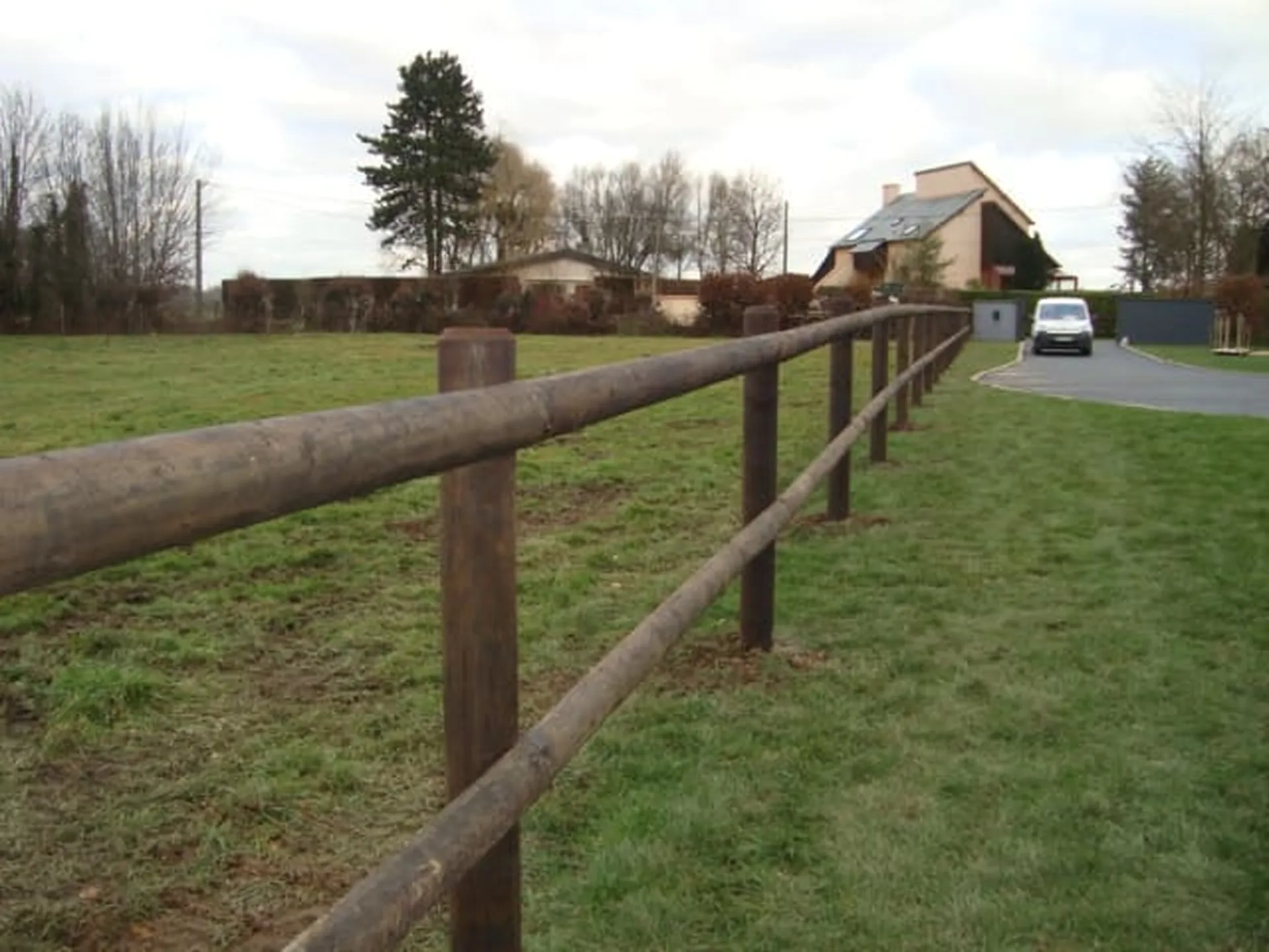 Installation de Clôtures de délimitation en bois pour professionnelles, Lisses de Sécurité et Barrières Forestières à Bernay dans l'Eure 27 et ses Alentours