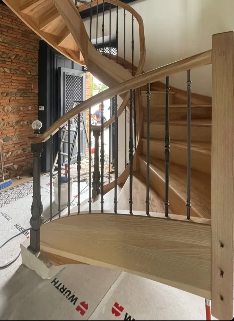 Valorisation de votre intérieur de caractère à Auch : création d'escaliers débillardés haut de gamme avec limons cintrés