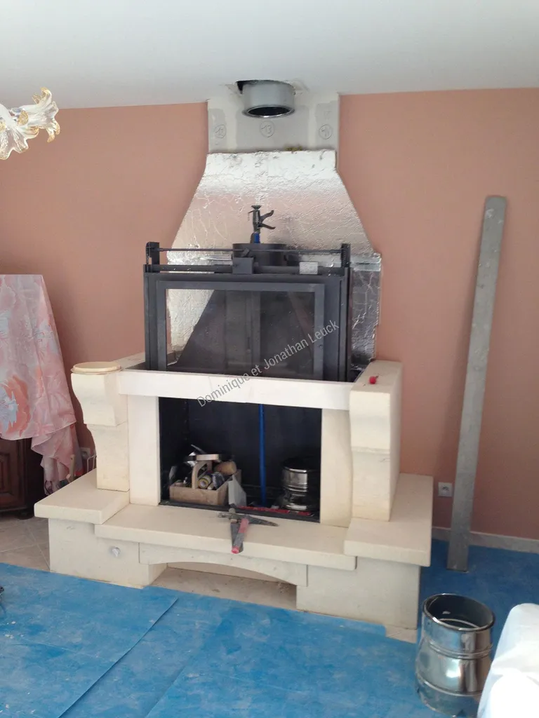 Cheminée en pierre d'Estaillades avec foyer fermé TOTEM