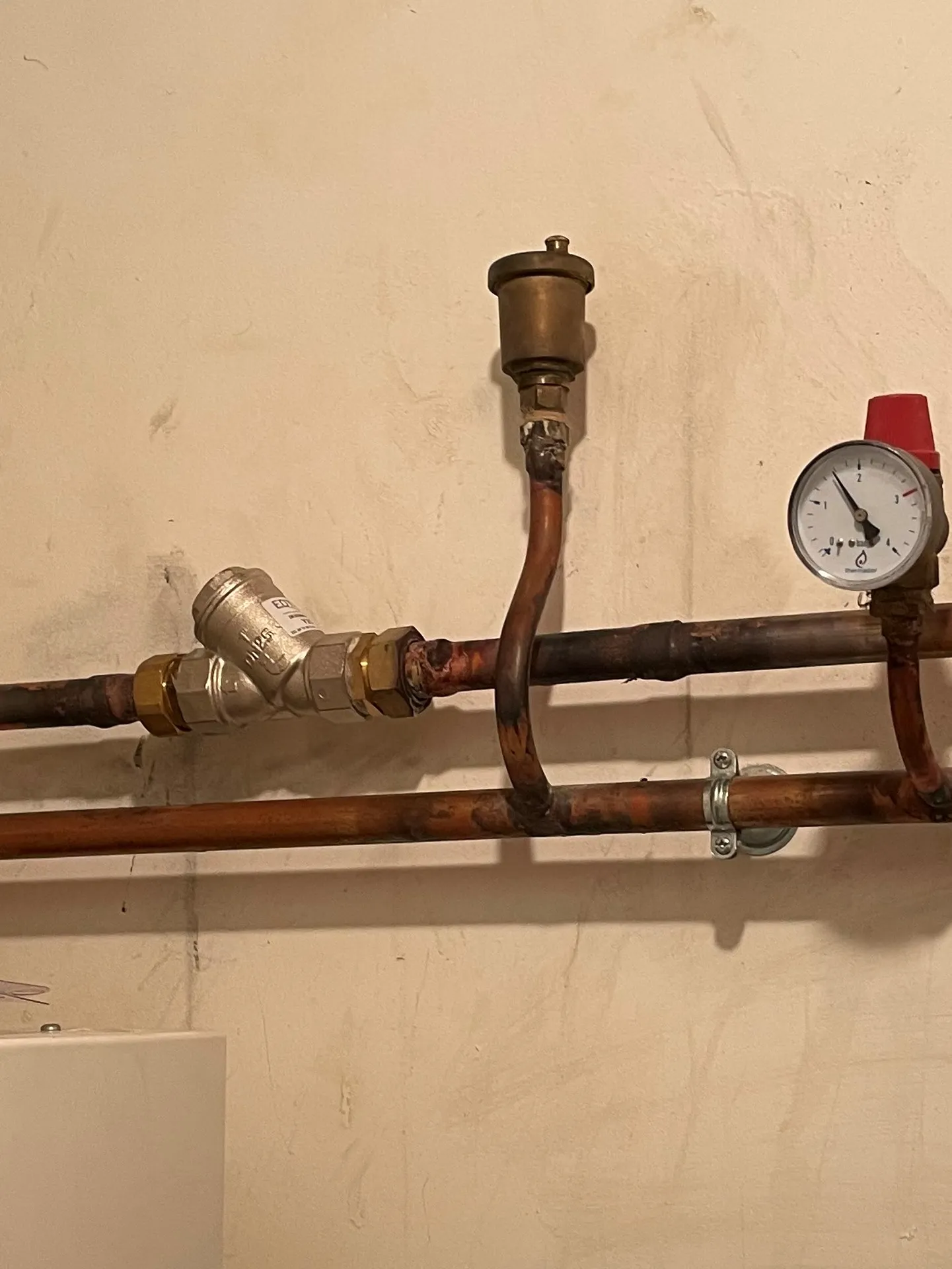 Désemboueur installé sur une installation de chauffage central à Lyon et dans le Beaujolais (Rhône 69) pour éliminer les boues et protéger durablement le circuit