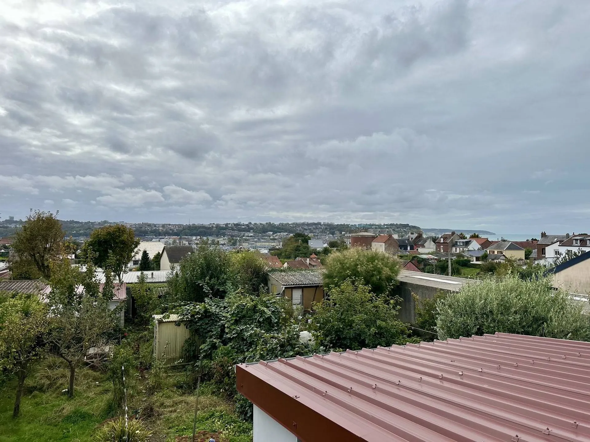 A vendre maison de ville sur un terrain de 400m² à renover.