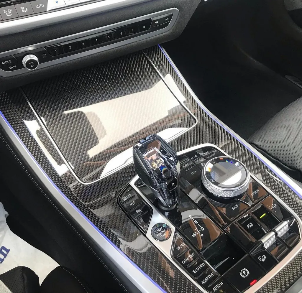 Transport sur dépanneuse d'un BMW X5 neuf pour dépôt chez un professionnel du covering en région parisienne DC Covering