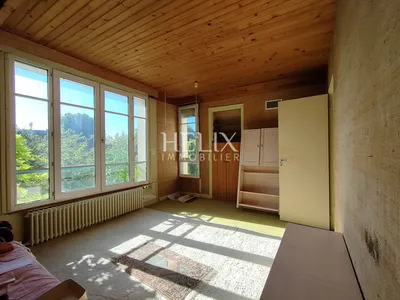 Maison familiale pleine de charme de 195m2 à rafraichir sur un beau terrain de 750m2 à 15mn à pieds de la gare de Maisons Laffitte comprenant un double séjour avec cheminée et 5 chambres.