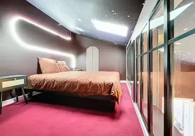 Suite love room haut de gamme destinée à la location courte durée