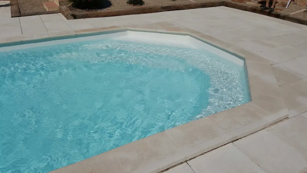 Installation rapide et sans tracas de la piscine ONYX 7,5m par nos équipes à Hyères.