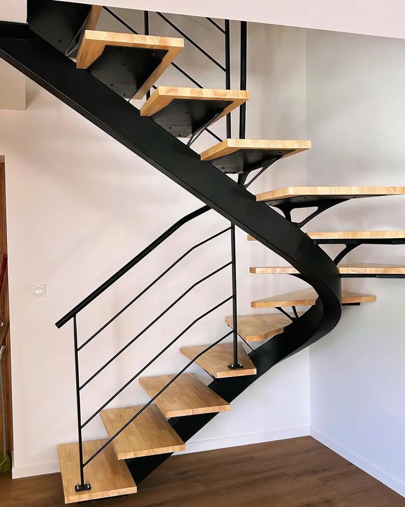 escalier intérieur structure métallique sur mesure et marches en bois massif proche de Toulouse