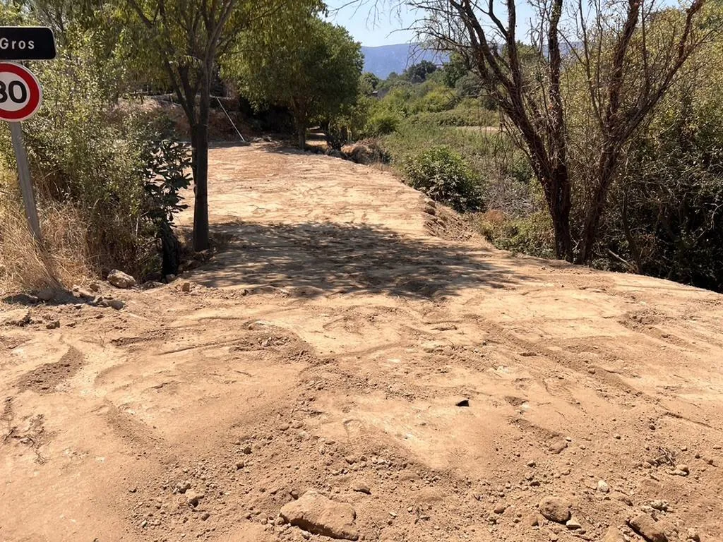 Terrassement d'un terrain pour construction d'une maison à Gordes avec aménagement des abords