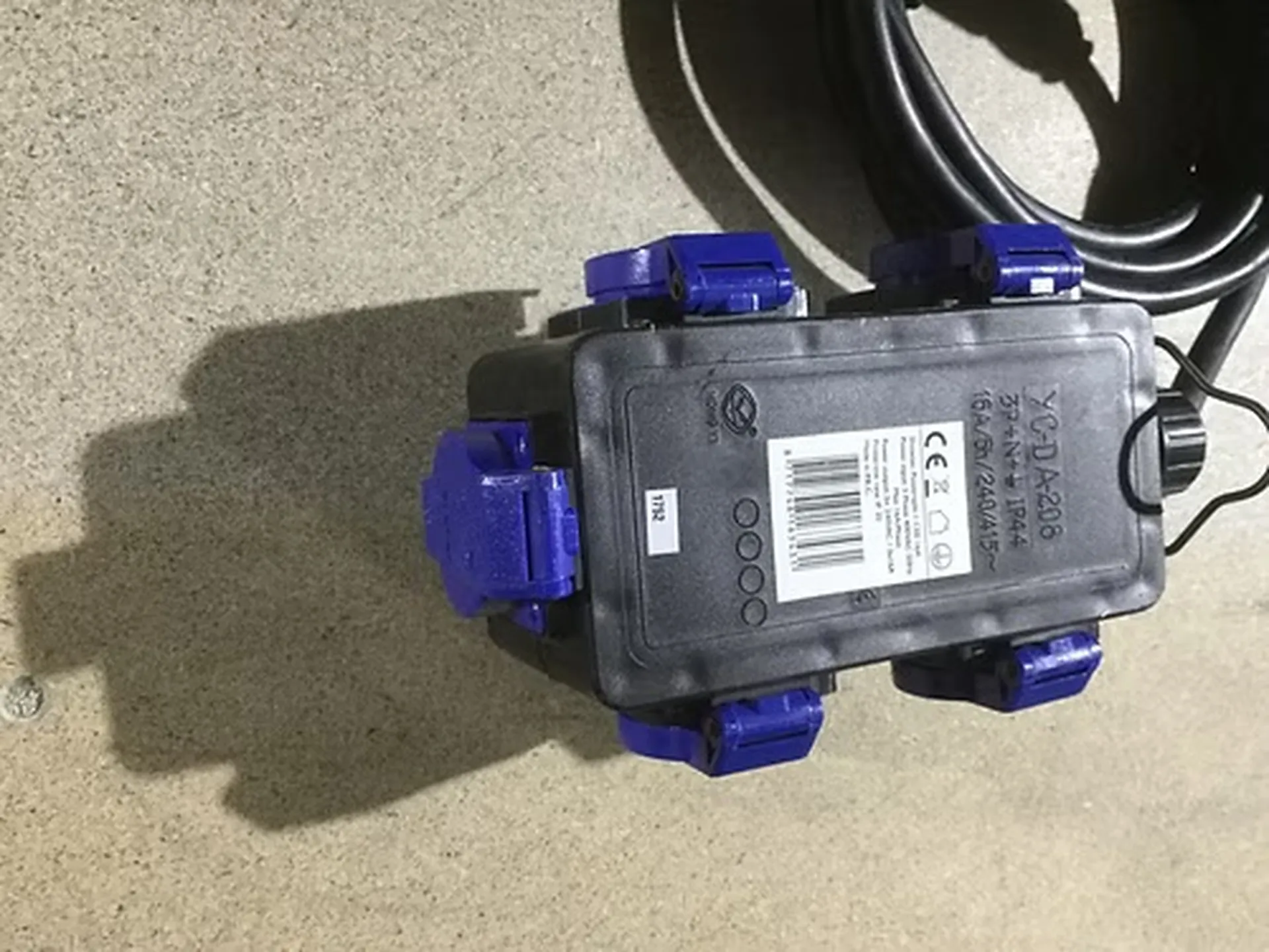 BOITIER 16A TRI VERS 5X16A MONO