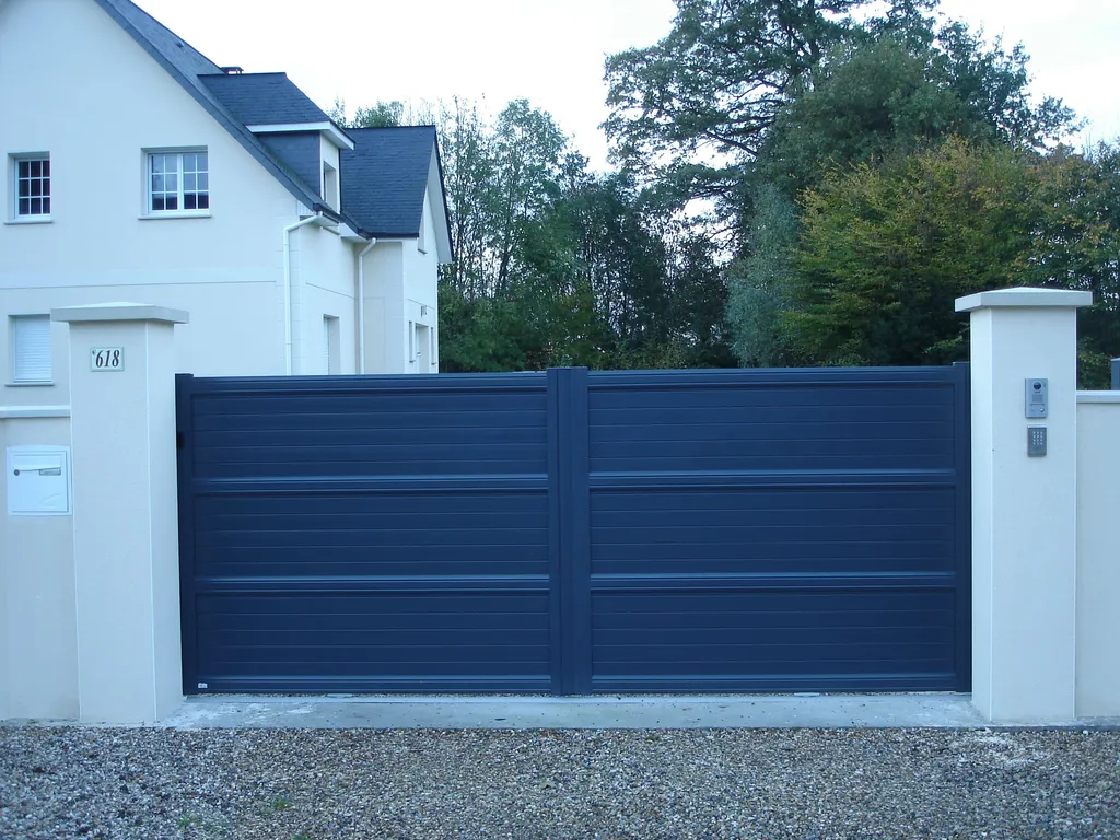 Installation de Portail Alu Coulissant Motorisé sur Rail, Modèle Sur-Mesure, Haute Résistance à Lisieux dans le Calvados 14 et Pont-l'Évêque