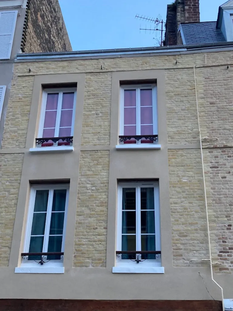 Rénovation et nettoyage des joints beige sable d’un immeuble de ville au Havre