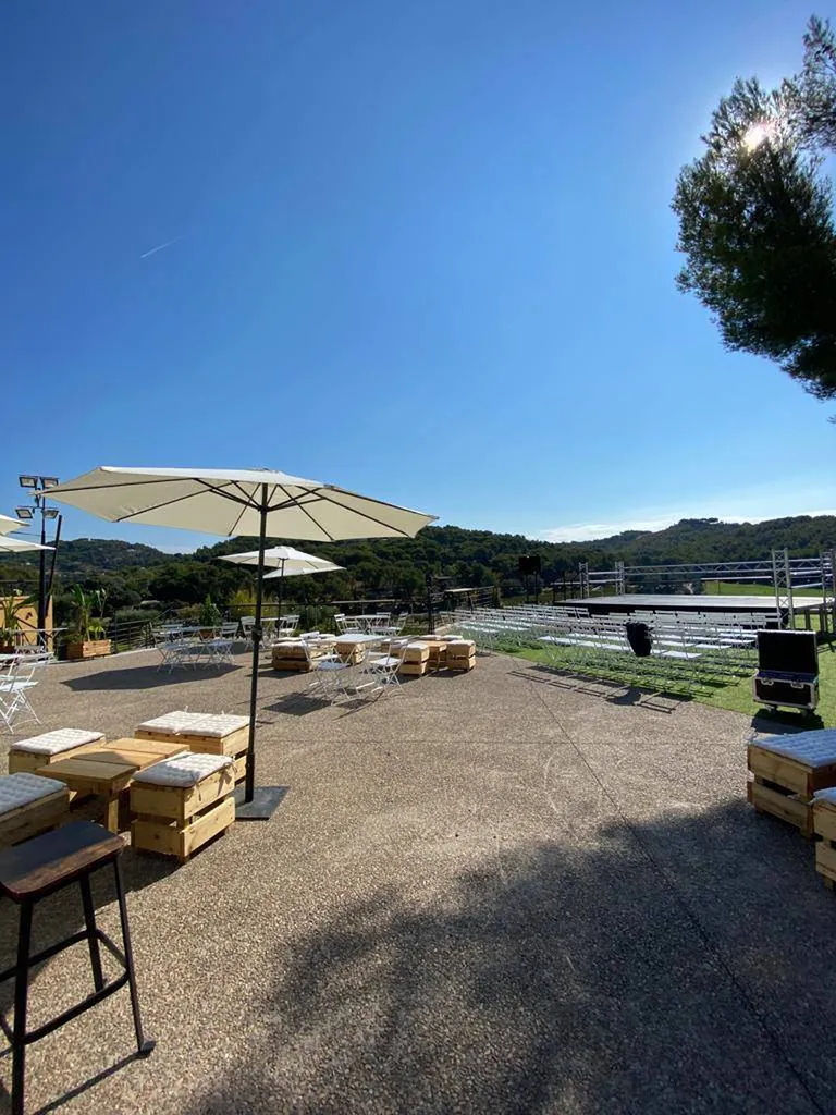 Installation d'une scène domaine de Frégate à Bandol Var 83