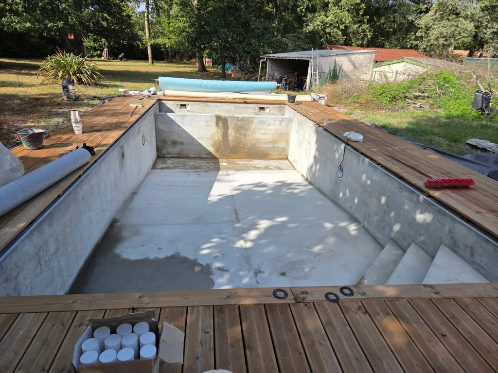 Pourquoi passer par un professionnel pour la construction d'une piscine 8x4 dans une villa au Cap-Ferret?