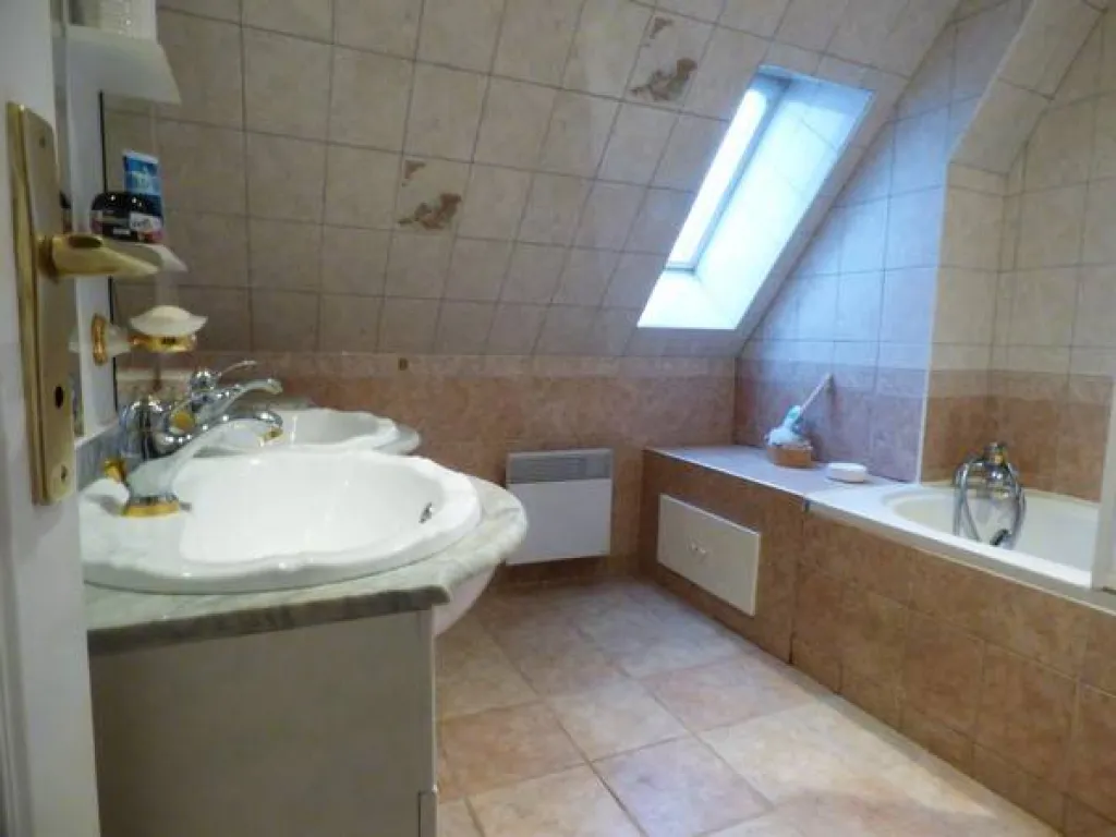 à l' étage 3 grandes chambres , palier, salle de bains , wc