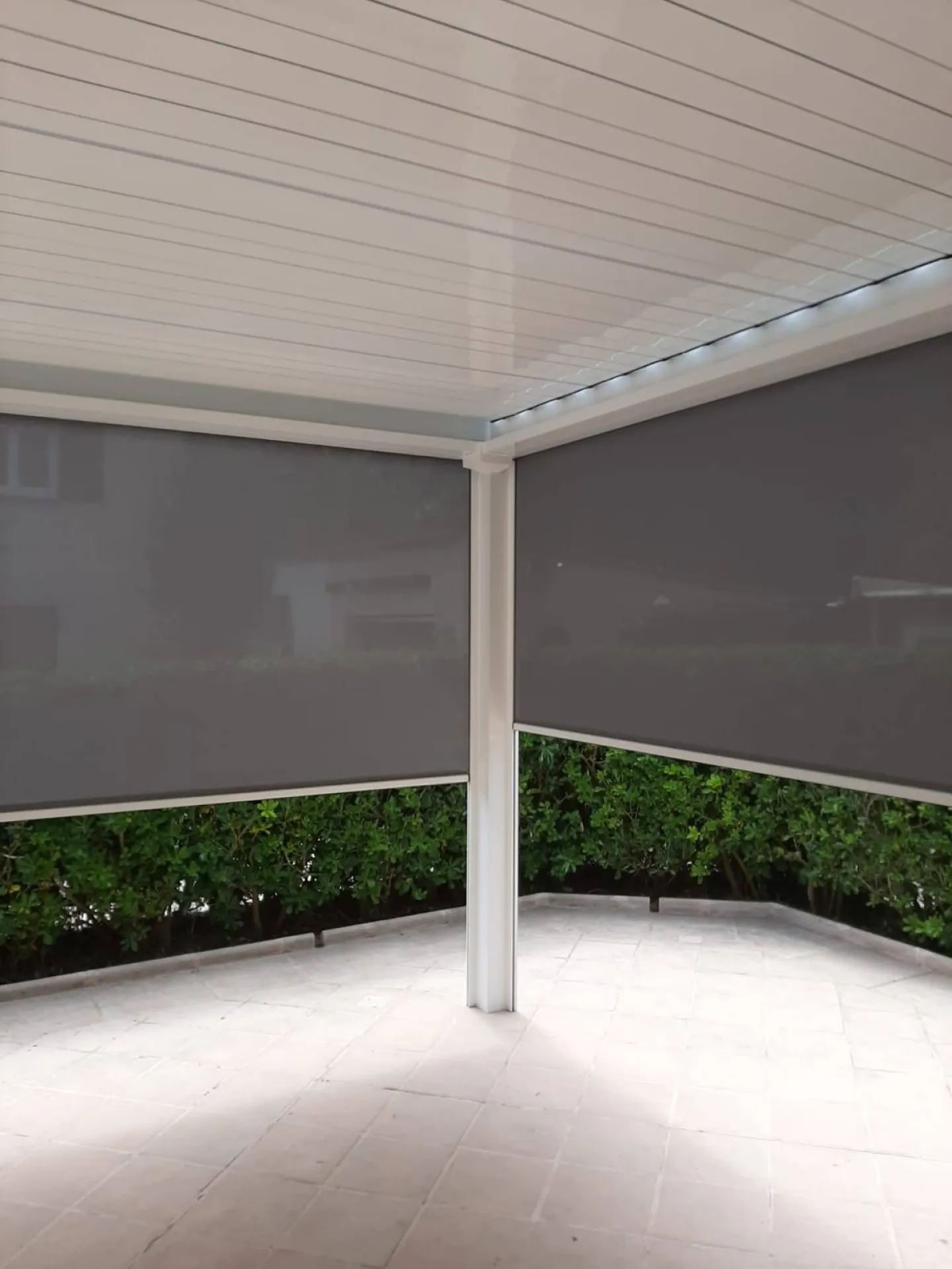 Installer un store toiles vertical sur une pergola bioclimatique à Cannes