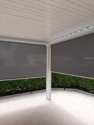 Installer un store toiles vertical sur une pergola bioclimatique à Cannes