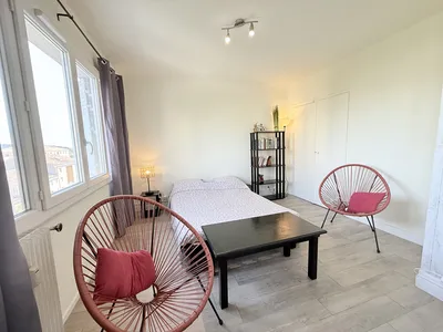 Studio rénové meublé avec vue dégagée et jardin arboré à Toulon Est proche La Valette du Var résidence sécurisée investissement locatif rentable