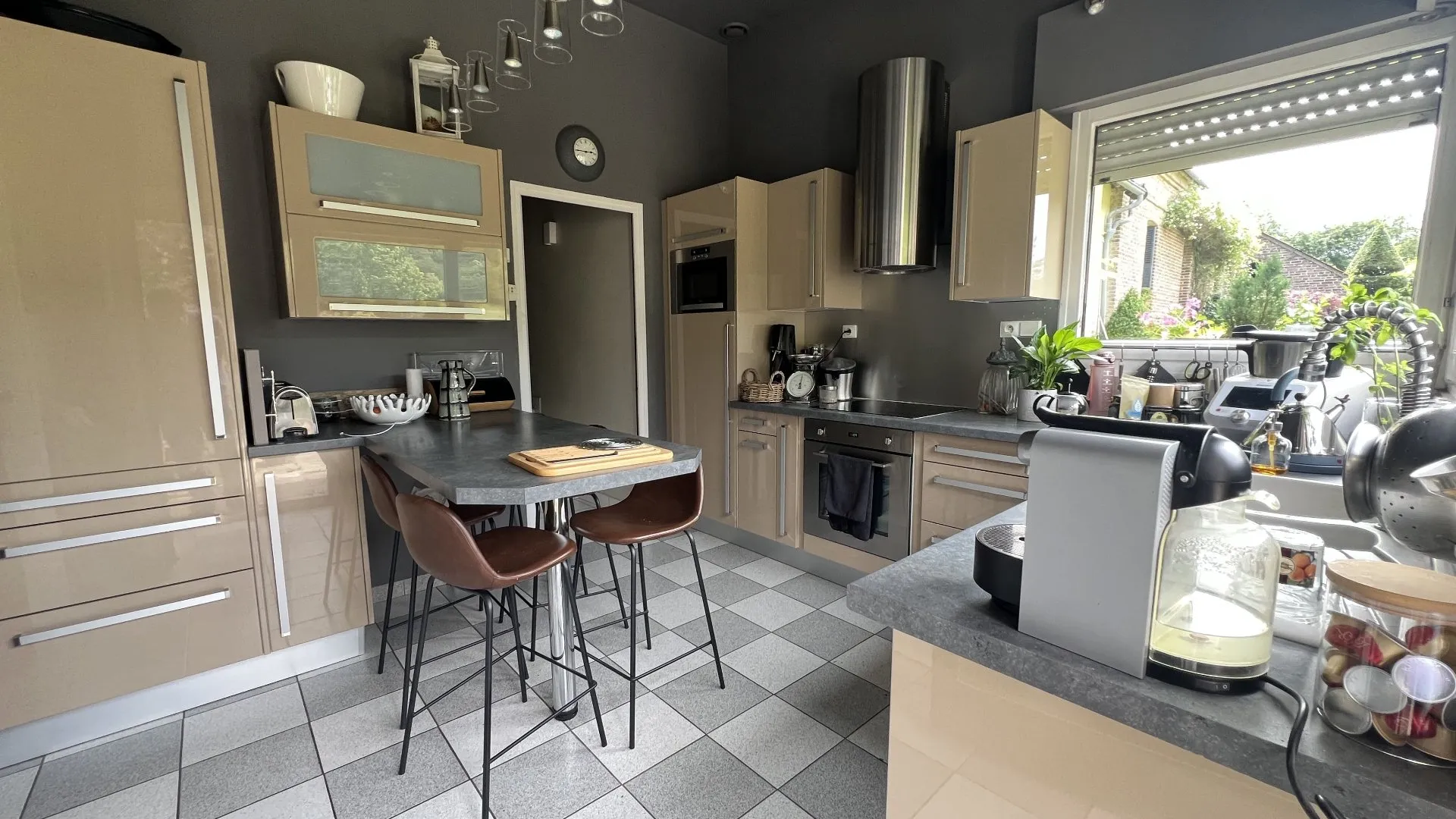 A vendre Authentique demeure normande 260m² issue de deux longères, 5 chambres, dépendances et jardin paysager 3400m², environnement privilégié proche Blangy-sur-Bresle 76340.