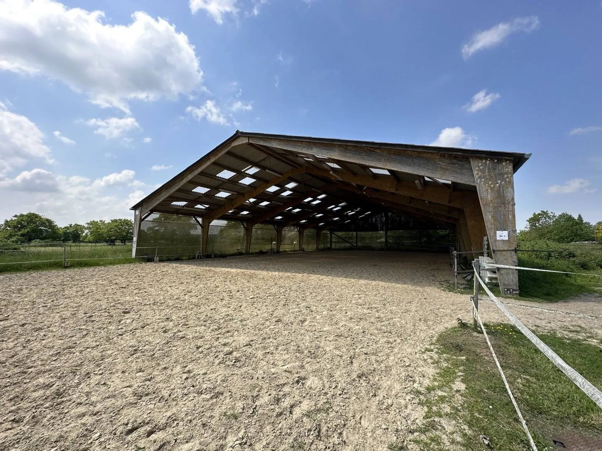 Vends Centre équestre au cœur de la Normandie avec 20 boxes et une habitation de 150m² sur environ 6 hectares.