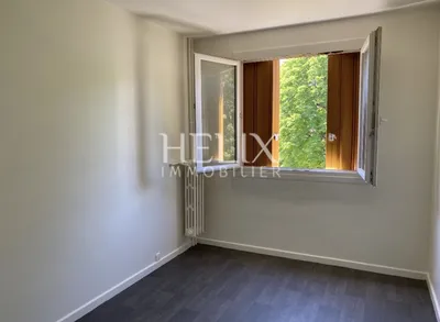 Appartement 5 pièces traversant Est/Ouest – Double séjour, balcon, 3 ch (poss. 4), cave et parking attitré