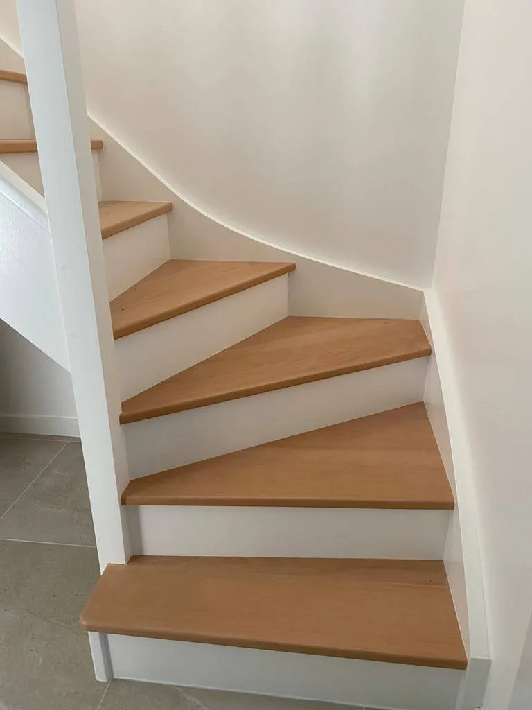 Peintre spécialiste pour peinture escalier bicolore neuf ou à rénover à Coignières proche Les Essarts Le Roi