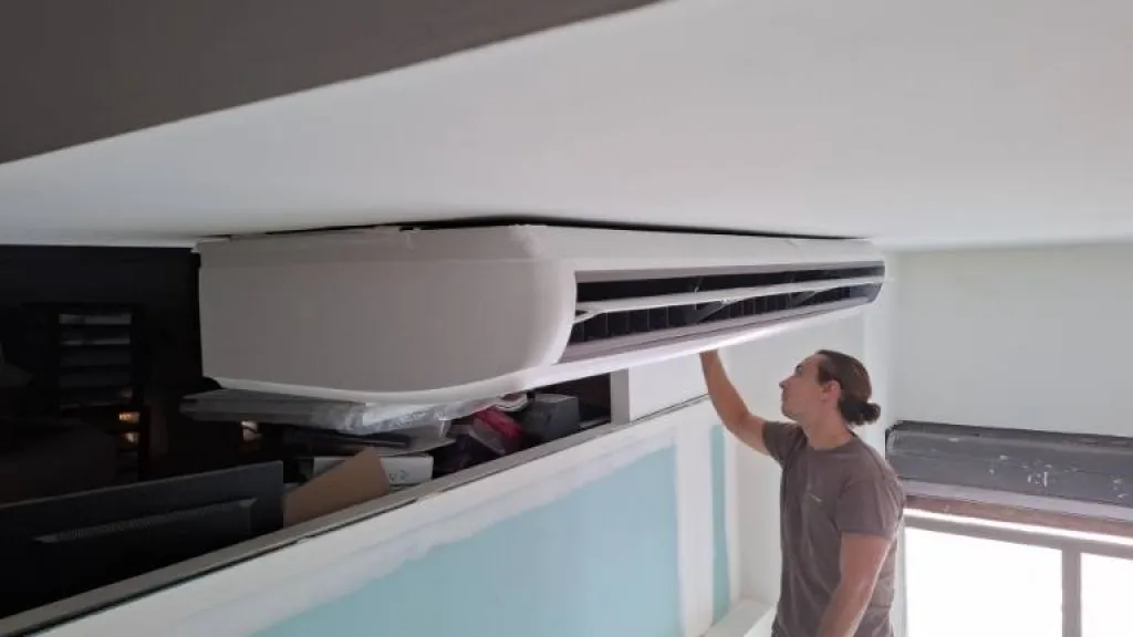 Pose d'une climatisation gainable Hitachi jolie à Peypin 