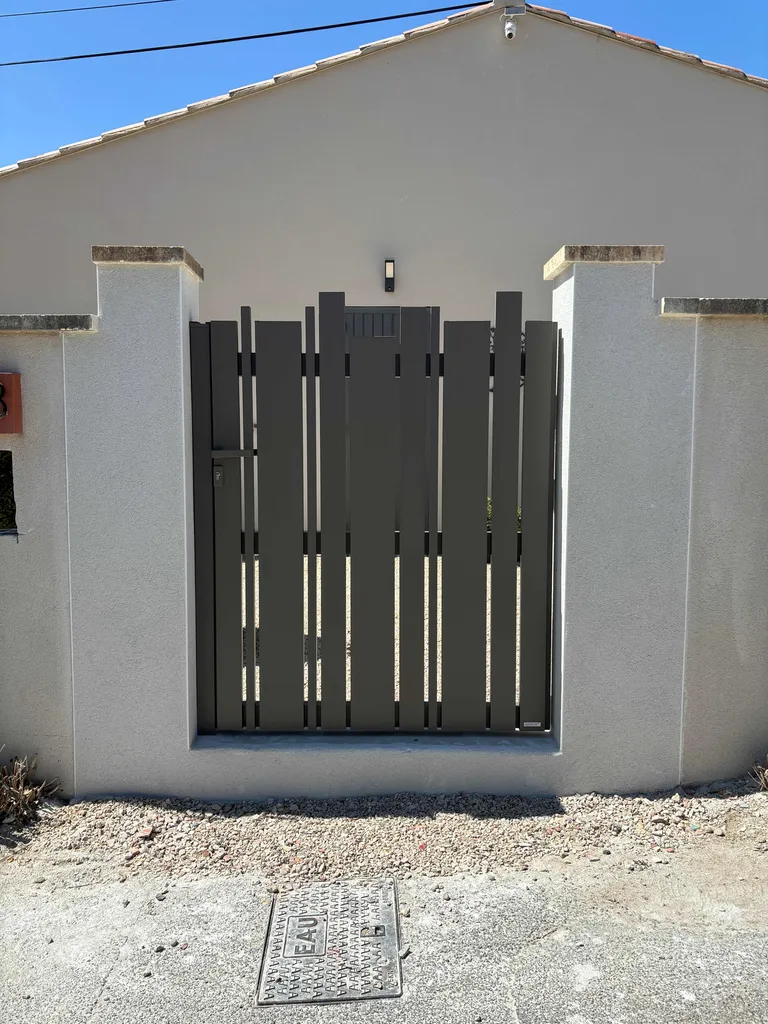Pose de deux portillons manuels en aluminium Kostum à Caseneuve (84)