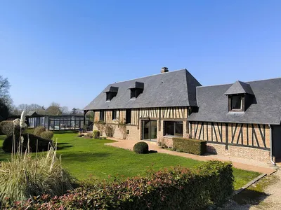 A ACQUERIR, charmante bâtisse rénovée de plus de 230m² et son terrain paysagé de 2 525m², proche des commodités de l'Eure 27
