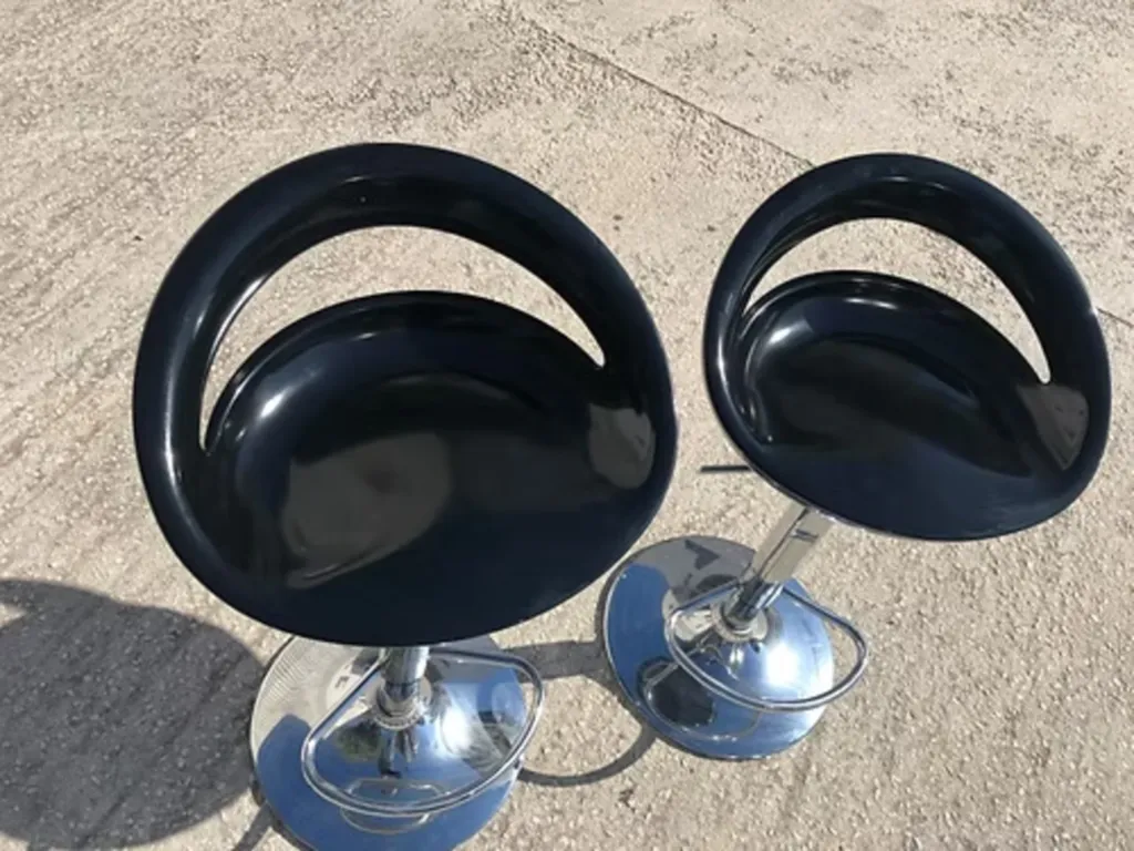 LOT DE 2 CHAISES DE BAR NOIRE PLASTIQUE