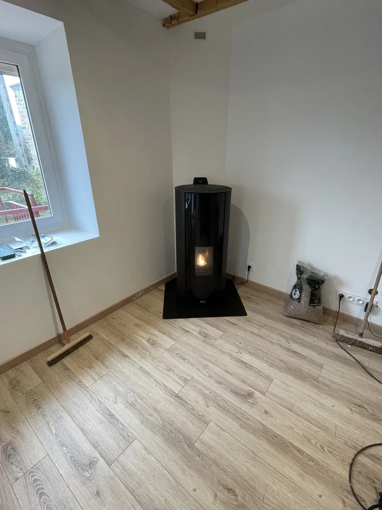 Installation d'un poêle à granulé de la gamme FONTE FLAMME, dans un angle avec sortie arrière, conduit installé dans le mur, fait à LURIECQ proche de SAINT ÉTIENNE