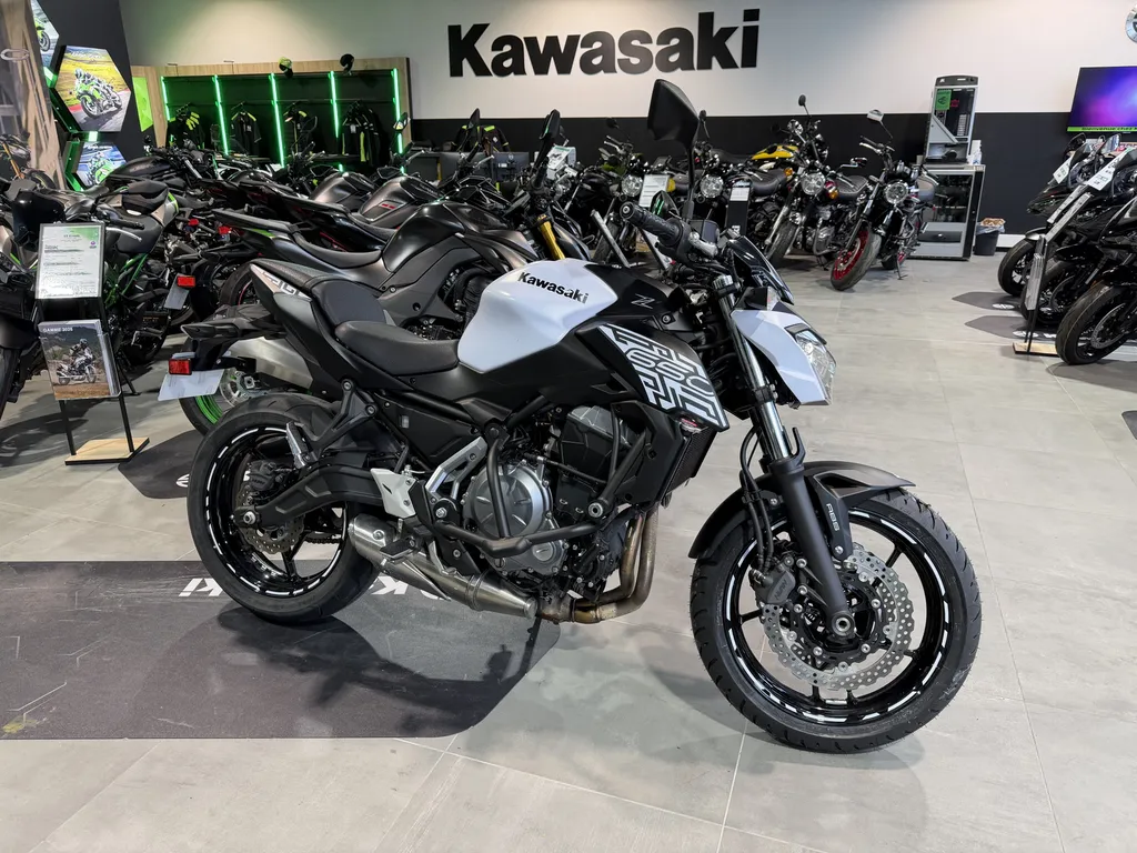 Kawasaki Z650 blanc 2019 - Roadster 650 cm³ permis A2 - 5 374 km - Kawasaki Nîmes