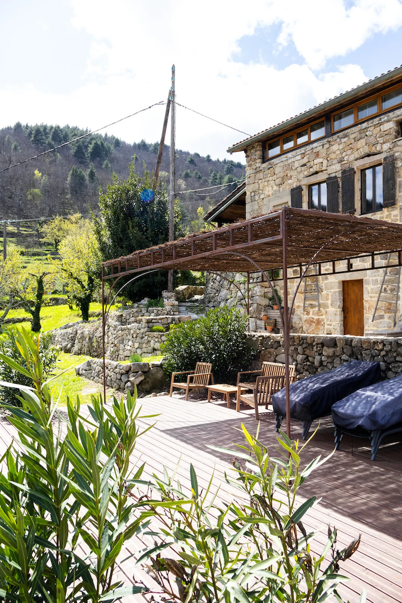 Pergola en fer forgé en Ardèche pour une protection solaire naturelle.