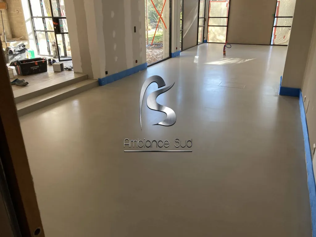 Sol en béton ciré coulé Weber sur carrelage pour le bas d’une villa de Grimaud Var 83