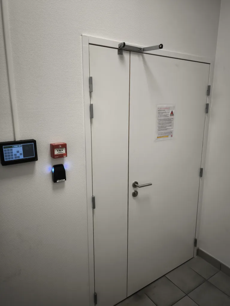 Remplacement d'un système de contrôle d'accès et d'intrusion sur un site industriel dans le quartier de la part dieu à lyon avec remplacement des bornes d'entrée et sortie du site
