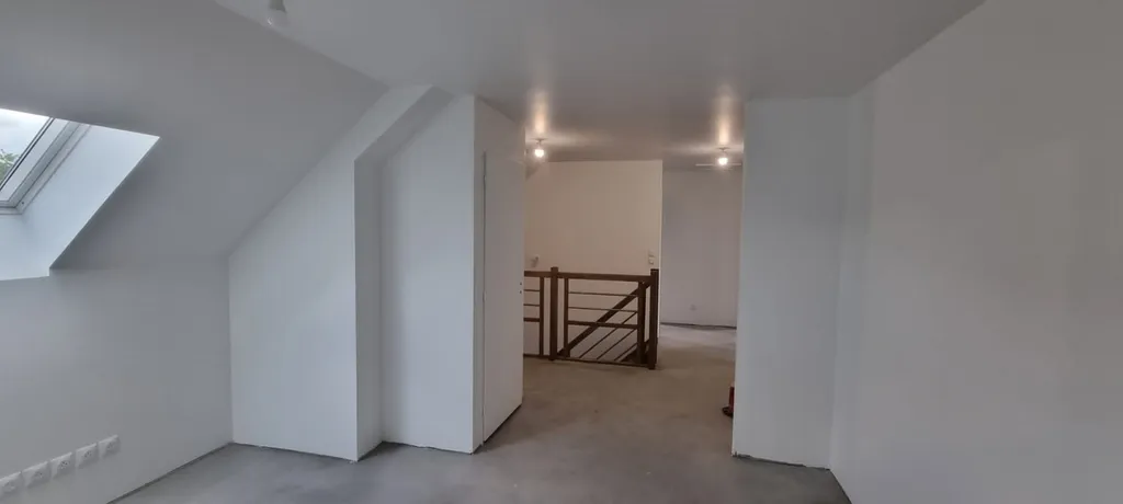 Chantier de peinture finition blanche veloutée au pistolet dans une maison avec quelques murs de couleur, peinture de sol, lasure teintée et vitrificateur dans l'Ouest Parisien(95).