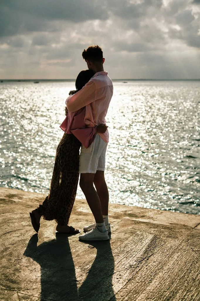Ayrton et Samia : Une demande en mariage lors d'une séance photo magique, au pied de la Dune du Pyla en Gironde - Les Mariages de Mademoiselle L - Sandra Lexow