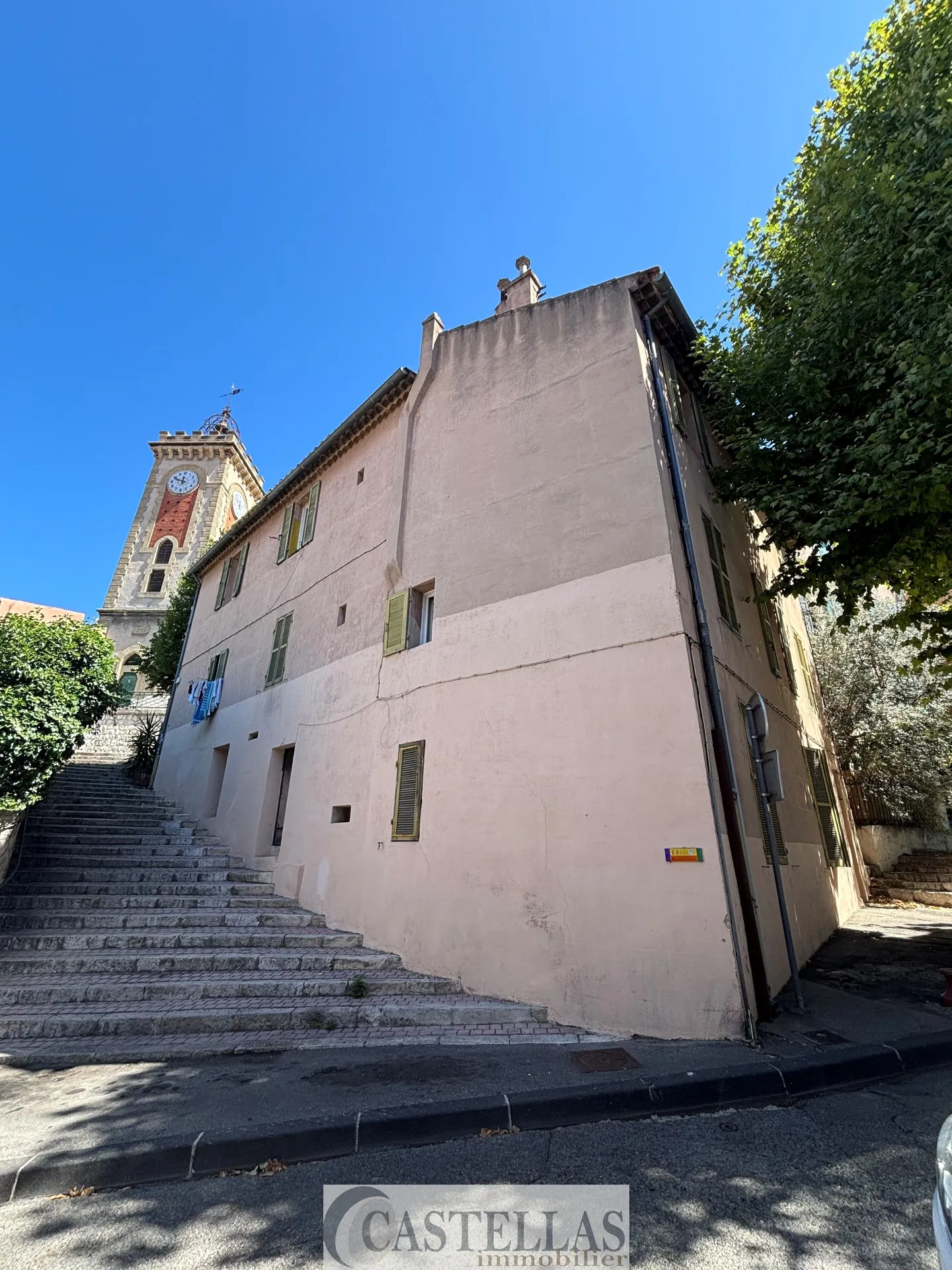 Appartement de type 2 à aménager dans son intégralité situé au 1er étage sur 2 d' un immeuble du centre historique d'Aubagne .