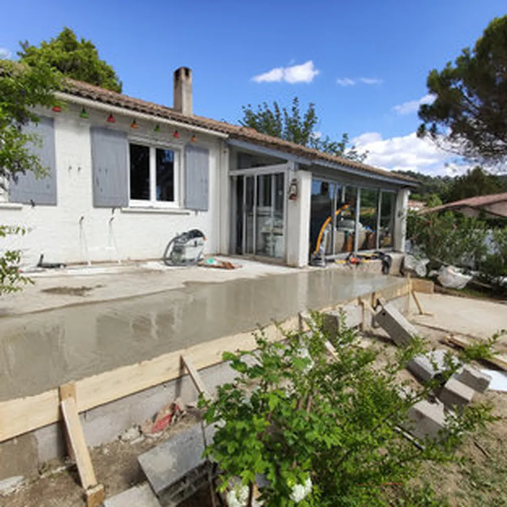 Installation d’une terrasse avec piscine sur mesure pour maison individuelle à Velaux dans les Bouches-du-Rhône