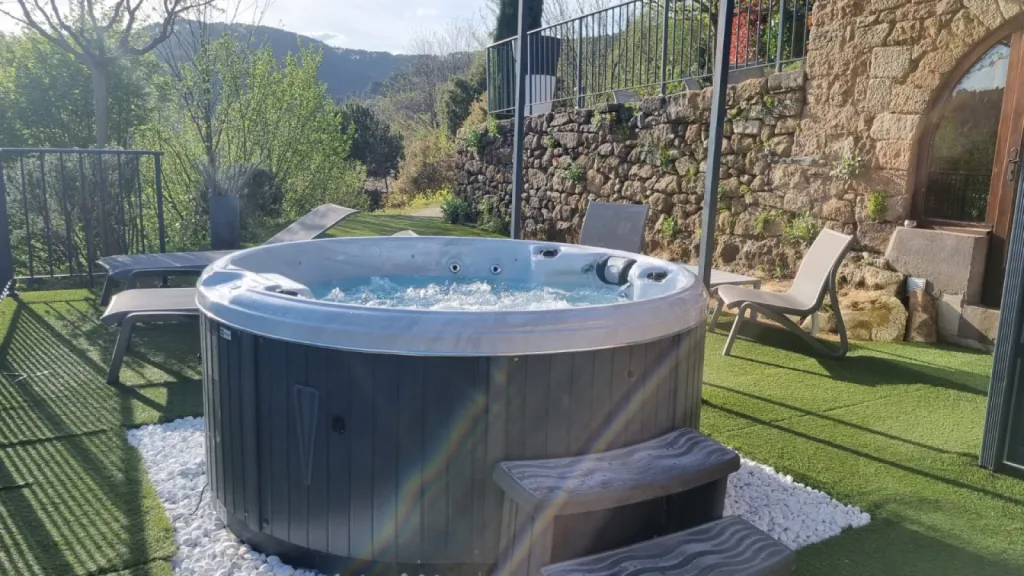 Spa rond Wellis 5 places installé au Domaine de Chalvêche