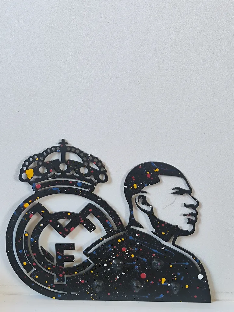 Support Médailles et Porte-Clés Design Football MBappé Style Real Madrid – Décoration Murale Métal Noir – Fabrication Artisanale à Villeneuve-de-Rivière (31) Occitanie – Livraison dans toute la France