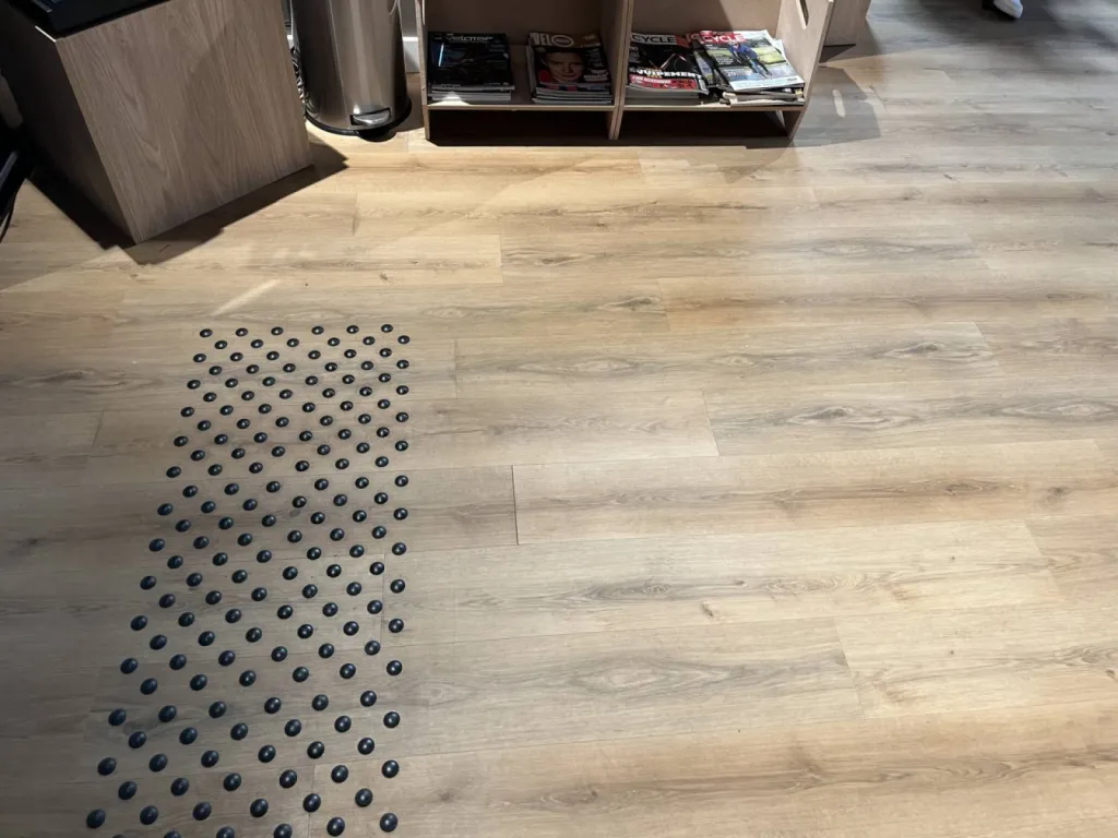 Transformation Élégante du Magasin Bikery à Aix-en-Provence avec le Vinyle Douro Honey de Lamett