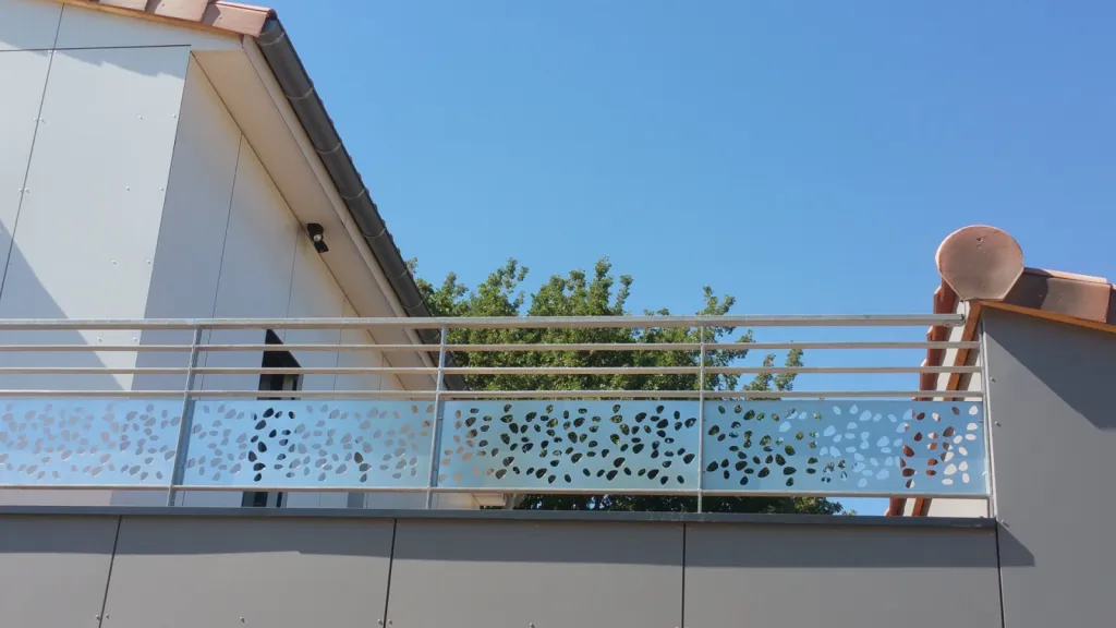MISE EN SECURITE TERRASSE AVEC LA FABRICATION SUR MESURE ET POSE DE GARDE CORPS GALVANISES MOTIFS OXYCOUPES GALETS PORT DE BOUC SAINT MITRE LES REMPARTS