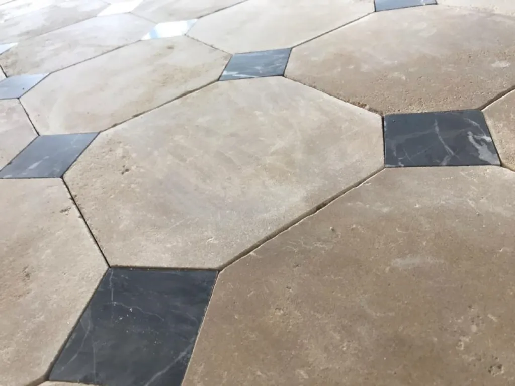 Dallage en pierre naturelle clair vieilli avec cabochon noir