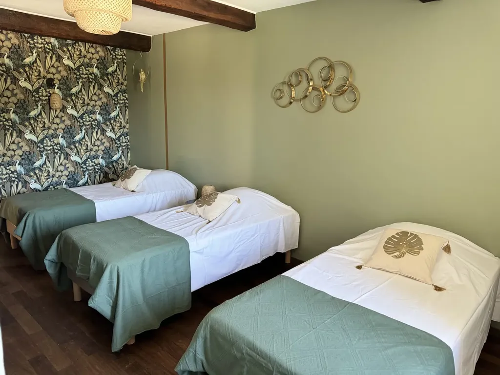 Location d'une chambre triple ou twin : 3 lits en 90cm ou lit king size de 180cm avec un lit de 90cm près de Manosque