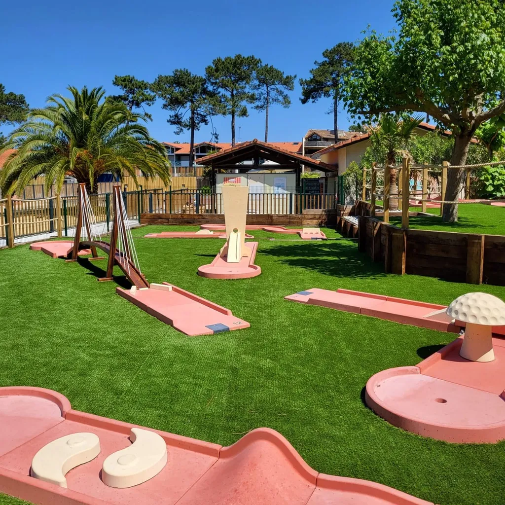 Création de mini-golf sur mesure à Biscarrosse Plage : L'expertise A.S Paysages pour un parcours d'exception