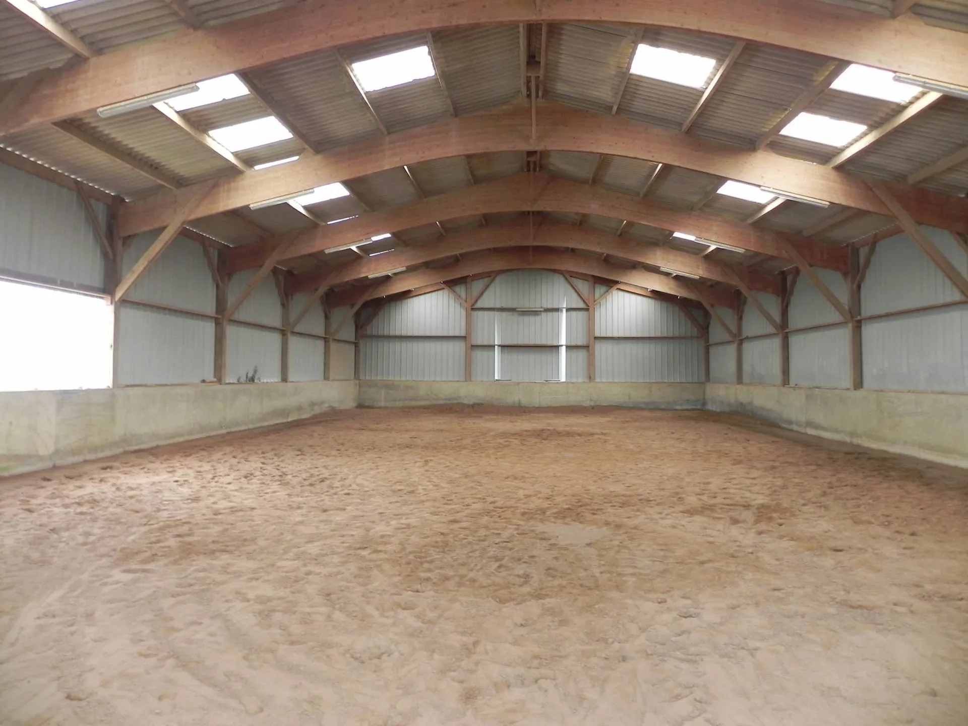 Vend Structure Equestre moderne idéale pour de l'élevage ou de l'entraînement, grâce à ses installations et sa parcelle de 15Ha, au sud de Lisieux 14100, dans le Pays d'Auge.