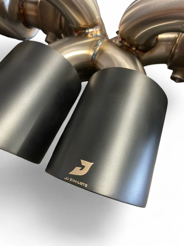 Échappement Porsche 911 GT3 RS 991.1 en inox haute qualité. Solution performance destinée aux passionnés recherchant une sonorité racing, une réduction des contre-pressions et une optimisation du système d'échappement pour un usage routier ou circuit.