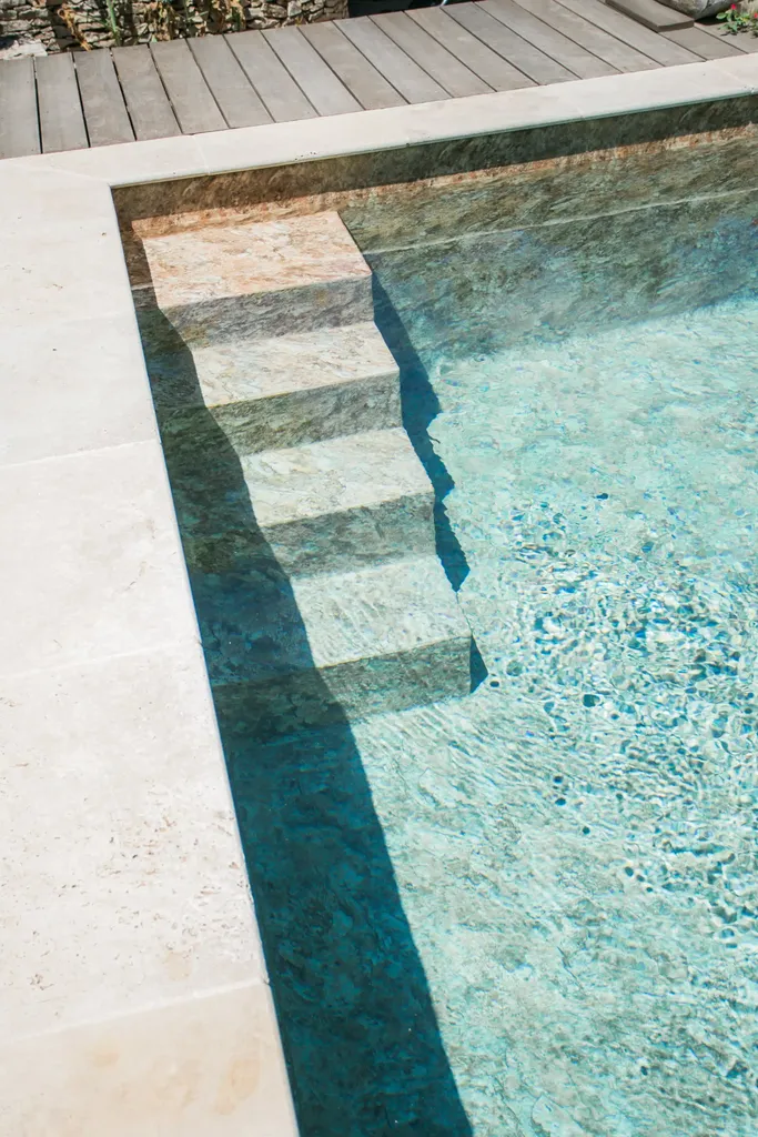 Pose de PVC armé piscine construction et rénovation à Alès dans le Gard