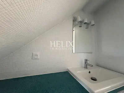 Idéal investisseur , un pied à terre à Saint Germain en Laye, un bel appartement entièrement refait à neuf situé au 4ème et dernier étage d'un immeuble ancien Place du marché, calme et tranquillité.