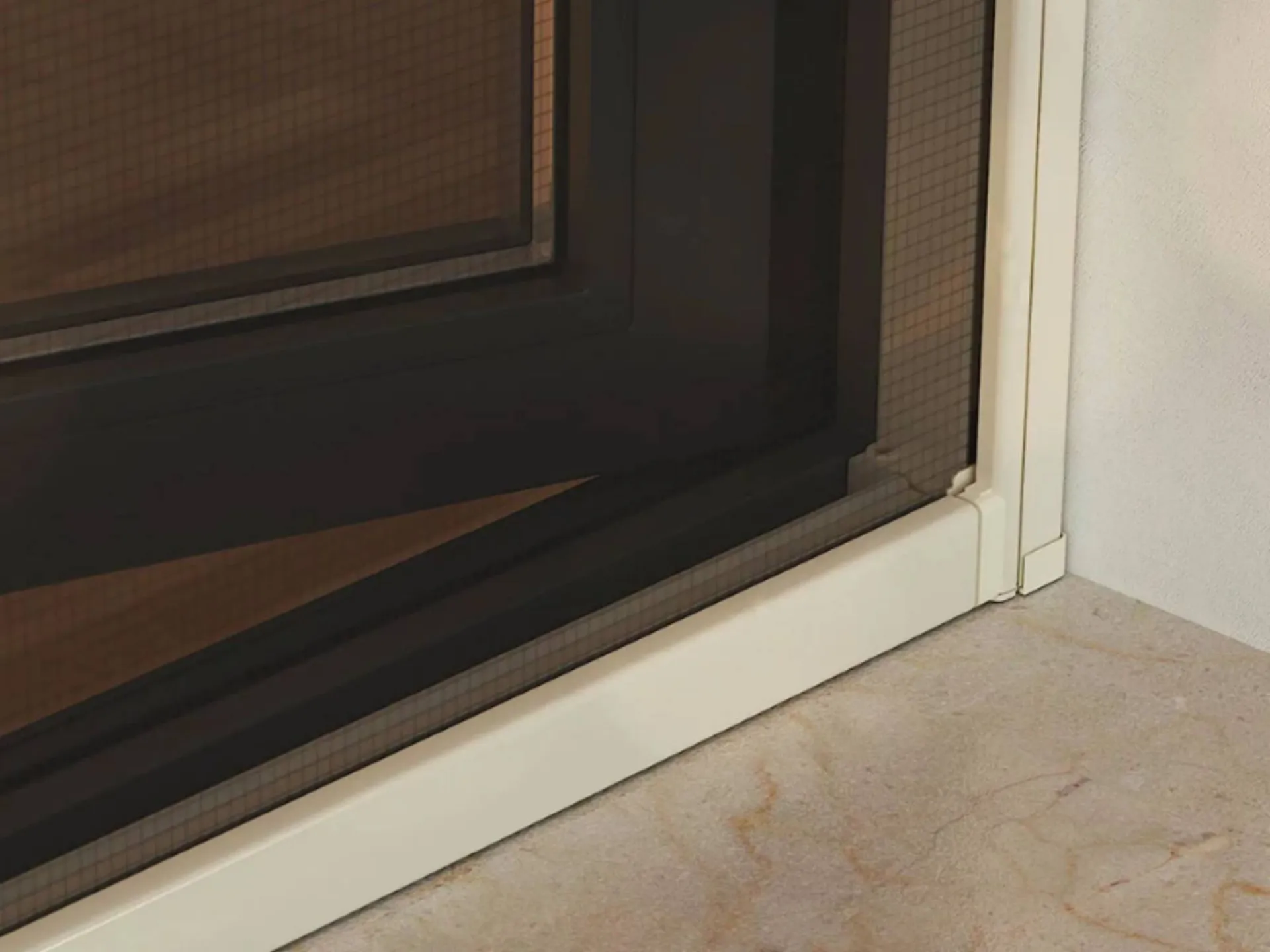 Entretien et lavage d'une moustiquaire sur mesure pour porte fenêtre à Carqueiranne dans le Var