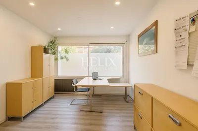 Vos bureaux à Saint Germain en Laye 39 M² de surface au RDC et une partie basse de 35 M² commerces à proximité, stationnement facile